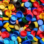Tapones de plástico y botellas, unidos en un compromiso sostenible 